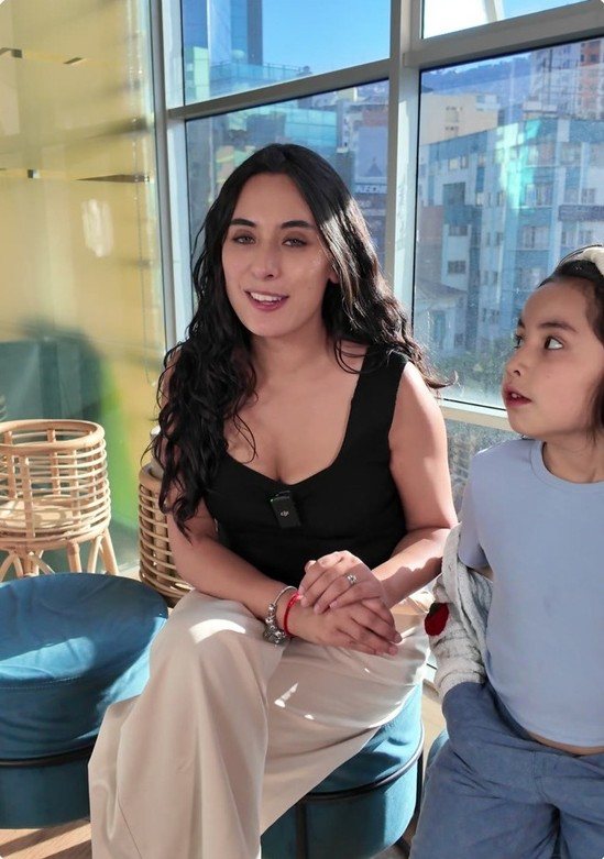Educadora de Synavia junto a una estudiante