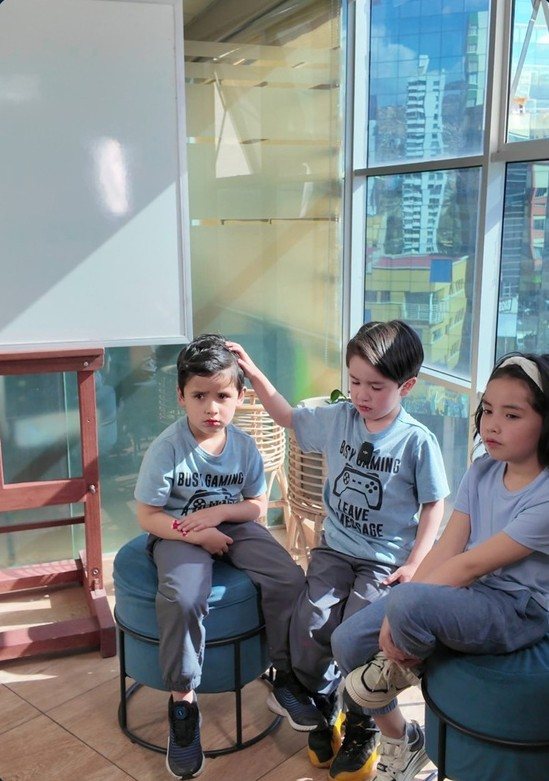 Niños de Synavia compartiendo en su comunidad de aprendizaje