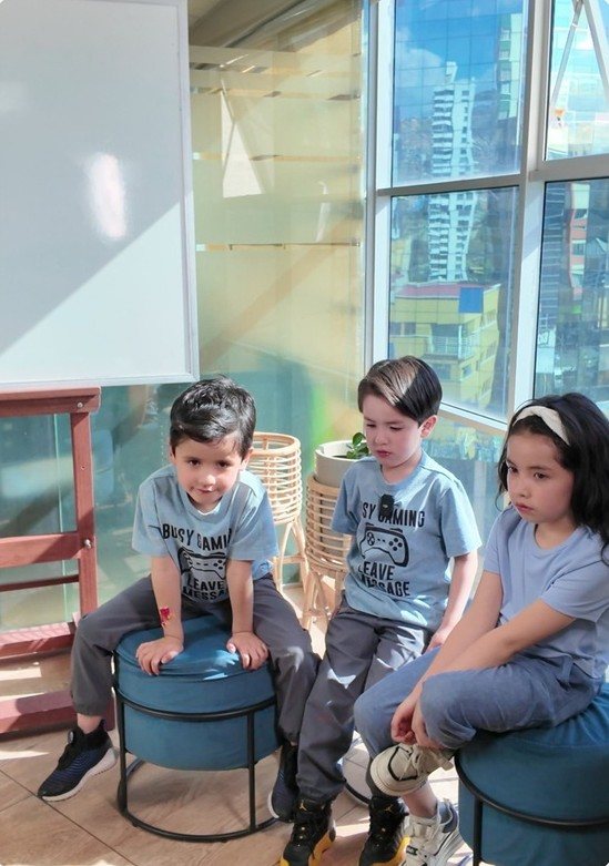 Niños de Synavia conversando en su espacio de aprendizaje
